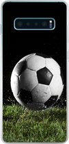 Geschikt voor Samsung Galaxy S10 Lite hoesje - Voetbal in het gras - Siliconen Telefoonhoesje
