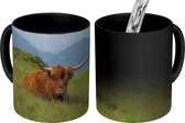 Magische Mok - Foto op Warmte Mok - Schotse Hooglander - Landschap - Bergen - 350 ML - Uitdeelcadeautjes