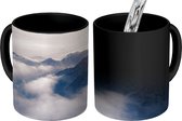 Magische Mok - Foto op Warmte Mok - Mist trekt over een gebergte - 350 ML - Uitdeelcadeautjes