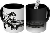 Magische Mok - Foto op Warmte Mok - Een zwart wit tekening van een man die aan het biljarten is - 350 ML - Uitdeelcadeautjes
