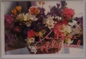 Van harte gefeliciteerd met je verjaardag! Een bijzondere kaart met een prachtige bos bloemen in een mand. Een dubbele wenskaart inclusief envelop en in folie verpakt.