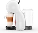 Witte Krups Piccolo XS met glazen latte macchiato en waterreservoir.