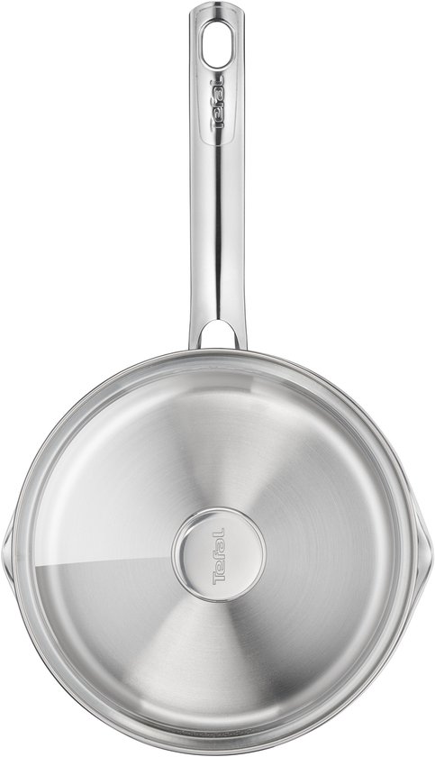 Roestvrijstalen steelpan met glazen deksel.