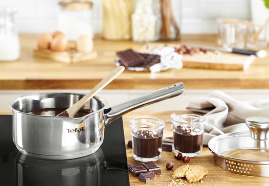 Grote roestvrijstalen kookpan met handvatten en maatstreepjes: Max 4,7 L, 5 Qt.