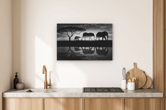 Tableau de famille d'éléphants en noir et blanc avec reflet, au-dessus d'un plan de travail dans une cuisine.