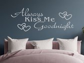 Stickerheld - Muursticker Always kiss me goodnight - Slaapkamer - Liefde - decoratie - Engelse Teksten - Mat Lichtgrijs - 55x147.5cm