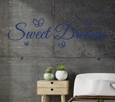 Stickerheld - Muursticker Sweet dreams met vlinders - Slaapkamer - Droom zacht - Lekker slapen - Engelse Teksten - Mat Donkerblauw - 40.2x131.3cm