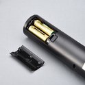 Twee AA-batterijen in een compartiment van een zwarte elektrische kurkentrekker.