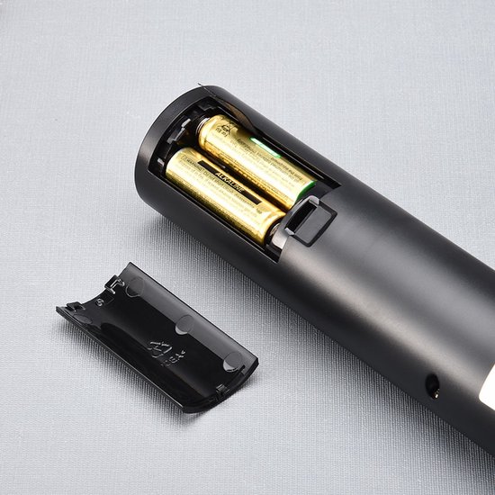 Twee AA-batterijen in een compartiment van een zwarte elektrische kurkentrekker.