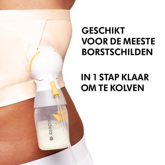 Close-up van een Medela kolfset in een huidkleurige kolf bh. Tekst: 'Geschikt voor de meeste borstschilden', 'In 1 stap klaar om te kolven'.
