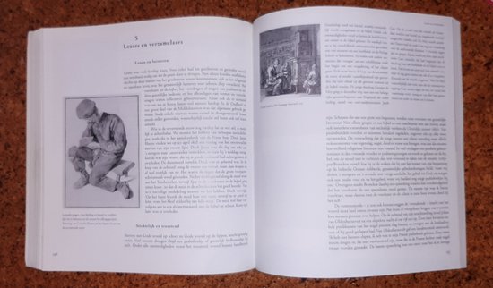 Een open boek met een illustratie van een man in een hoed, zittend op de grond.