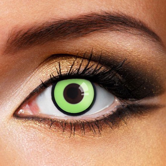Groene contactlens met zwarte rand, gedragen op een oog met gouden oogschaduw.