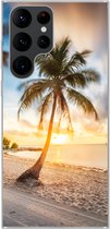 Geschikt voor Samsung Galaxy S22 Ultra hoesje - Zonsondergang - Strand - Palmboom - Siliconen Telefoonhoesje