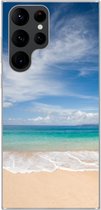 Geschikt voor Samsung Galaxy S22 Ultra hoesje - Een tropisch strand op Hawaii waar de golven aanspoelen op - Siliconen Telefoonhoesje