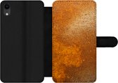 Bookcase Geschikt voor iPhone XR telefoonhoesje - Metaal - Roest print - Oranje - Vintage - Industrieel - Met vakjes - Wallet case met magneetsluiting