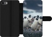 Bookcase Geschikt voor iPhone 8 telefoonhoesje - Adelie pinguïns op het strand - Met vakjes - Wallet case met magneetsluiting