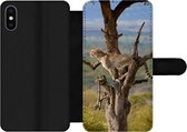 Telefoonhoesje Geschikt voor iPhone XS telefoonhoesje - Luipaard - Boom - Dier - Met vakjes - Wallet case met magneetsluiting