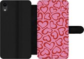 Bookcase Geschikt voor iPhone XR telefoonhoesje - Een illustratie van behang met rode hartjes - Met vakjes - Wallet case met magneetsluiting