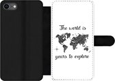 Bookcase Geschikt voor iPhone 7 telefoonhoesje - Wereldkaart - Zwart - Spreuken - Met vakjes - Wallet case met magneetsluiting