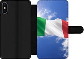 Bookcase Geschikt voor iPhone XS telefoonhoesje - De vlag van Italië wappert in de lucht - Met vakjes - Wallet case met magneetsluiting