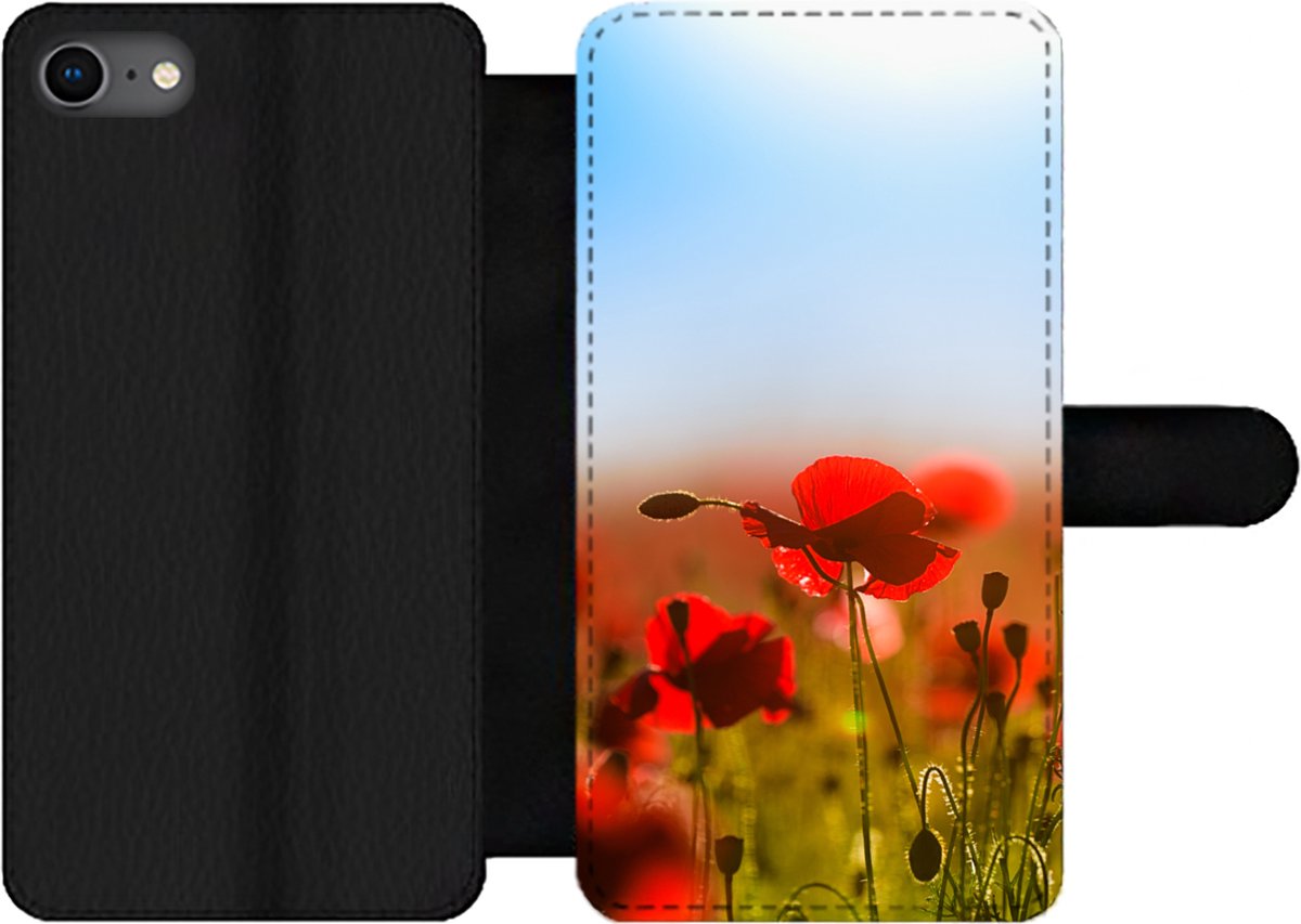 Telefoonhoesje Geschikt voor iPhone SE 2020 telefoonhoesje - Klaprozen onder een helderblauwe hemel. - Met vakjes - Wallet case met magneetsluiting
