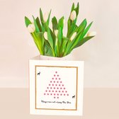 Kerststuk - Bloomincard - Hollandse tulpen met vaas 'Merry Christmas' kerstboom - Brievenbusbloemen - Vrolijk kerstcadeau - vers ingepakt op de kwekerij