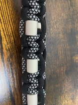Anti-tekenband Spike - vlooienband - voor hond - met 13 originele EM-X keramiek kralen lichtgrijs - maat XL - zwart/zilvergrijs - lengte geknoopt deel 45 cm - met zilverkleurige kr