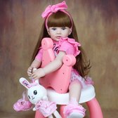 Reborn baby pop 'Anne' - 60 cm - Dreumes/peuter - Meisje met lang roodbruin haar en blauwe ogen - Met speen, fles en knuffel - Soft vinyl - Levensechte babypop