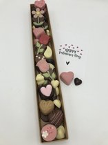 Cho-lala luxe giftbox Moederdag met chocolade harten, bloemen en bonbons - chocolade cadeau - 250 gram chocolade - Harten chocolade - liefde - moederdag