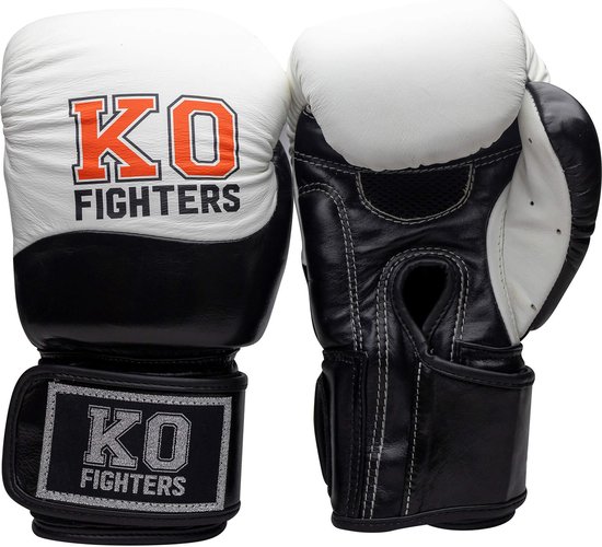 Een paar witte en zwarte bokshandschoenen met oranje "KO FIGHTERS" opdruk.