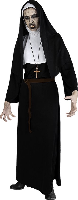 Een enge non met demonische make-up en uitgestrekte handen.