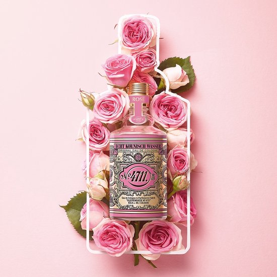 Fles 4711 Eau de Cologne Floral Collection Rose, omringd door roze rozen.