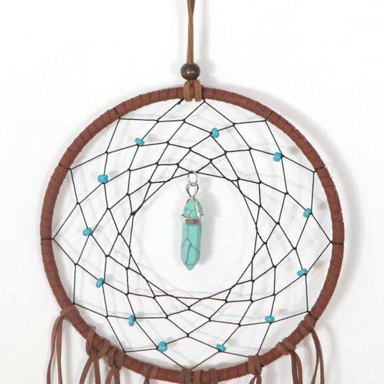 Bruine dromenvanger met blauwe kralen en een turquoise hangertje met facetten.