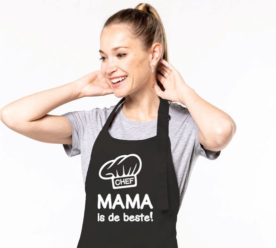 Keukenschort Chef Mama is de Beste! - Heren Dames - Horecakwaliteit - One size - Verstelbaar - Wasbaar - Cadeau Verjaardag Feest Grappig Geintje Jubileum Pensioen Zomaar Bedankt BBQ - Zwart