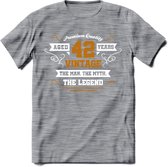 42 Jaar Legend T-Shirt | Goud - Wit | Grappig Verjaardag en Feest Cadeau Shirt | Dames - Heren - Unisex | Tshirt Kleding Kado | - Donker Grijs - Gemaleerd - XXL