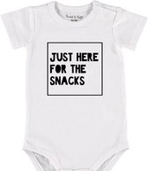 Baby Rompertje met tekst 'Just here for the snacks 2' |Korte mouw l | wit zwart | maat 50/56 | cadeau | Kraamcadeau | Kraamkado