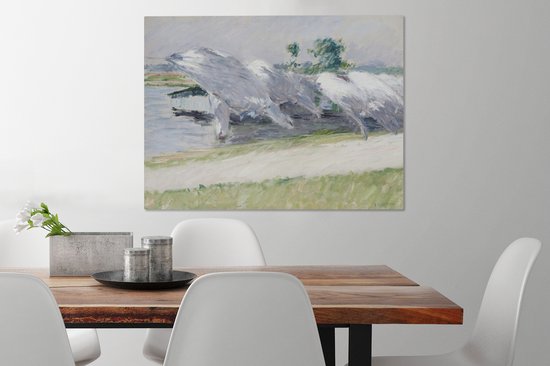 Peinture de linge séchant dans des couleurs claires et douces près de l'eau. L'œuvre est accrochée au-dessus d'une table en bois avec des chaises blanches.