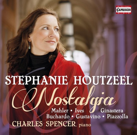 Stephanie Houtzeel in rode jas, met titel "Nostalgia" en componisten. Charles Spencer op piano.