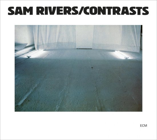 Albumhoes met de tekst "SAM RIVERS/CONTRASTS" en een foto van een bed met lampen aan de zijkanten.