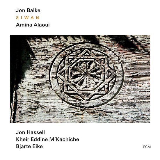 Buitenste hoes met "SIWAN Jon Balke Amina Alaoui" en een ingewikkeld geometrisch patroon in houtsnede.