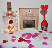 Cadeau /giftbox voor vrouw verjaardag, Message lights, Heerlijke groene thee met rozen en natuurlijke suikerhartjes, onderzetter van rituals, theezeefje met hartje