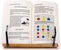 Bamboe boekenstandaard met een open kinderboek.