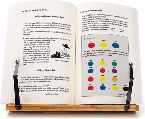 Bamboe boekenstandaard met een open kinderboek.