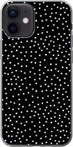 Geschikt voor iPhone 12 hoesje - Stippen - Zwart - Wit - Siliconen Telefoonhoesje
