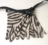 Planet Puk | Vlaggenlijn zebraprint - zwart / beige | 2 mtr | Handgemaakte kinderkamer decoratie | junglekamer | safari | zebra