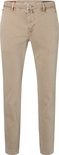 Beige chino broek met MAC JEANS logo, staand op witte achtergrond.