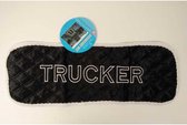 Dashboardmat velours zwart met witte letters "trucker" ca. 50 x 18 cm. voor vrachtwagen/ truck/ personenauto
