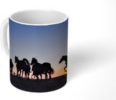 Mok - Silhouet van een groep paarden op de dijk van Noord-Holland, Nederland - 350 ML - Beker - Uitdeelcadeautjes