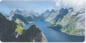 Bureauonderlegger - Uitzicht over fjorden in Noorwegen - 60x30 - Muismat