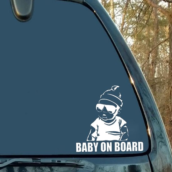 Witte 'Baby on Board' sticker op een auto-raam, met een stoere baby met zonnebril en muts.